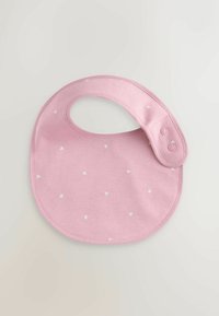 Rosa bomullsscarf med små vita hjärtmönster, rundad form, halsöppning och tryckknappsstängning. Mjuk textur för komfort vid användning.