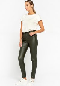 LolaLiza COATED SKINNY - Nohavice - khaki darky