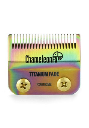 ChameleonFX Titanium Fade tondeuseblad met een regenboog titanium afwerking en twee goudkleurige schroeven, model FX8010CME.