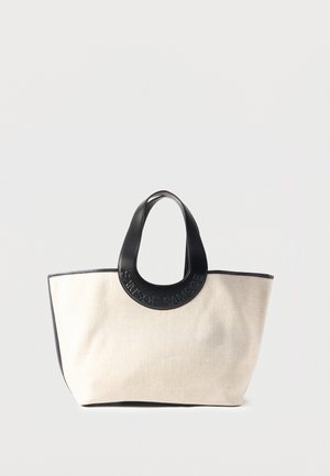 Beige lærreds-totebag med sort læderkant og runde håndtag præget med "SAMSOE SAMSOE" logoet.