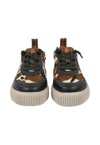Streetstyle-Sneaker mit einem Obermaterial aus braunem und weißem Tiermuster, schwarzen Lederakzenten, olivgrünen Schnürsenkeln und einer strukturierten beige Gummisohle.