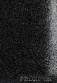 Czarny skórzany portfel o teksturowanej powierzchni z wytłoczonym logo "PROCHNIK" na dole. Powierzchnia ma delikatny, wypukły wzór.