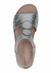 Stříbrné kožené sandály s dvěma kulatými výřezy, širokými popruhy, perforovanou stélkou a přírodně zbarvenou stélkou. Obsahují prošívaný design.