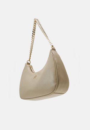 Beżowa skórzana torba na ramię z złotym łańcuszkiem na pasku i zamkiem błyskawicznym, z małym złotym logo z przodu.