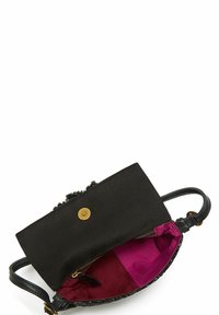 Borsa in tessuto nero con finiture in pelle, dotata di chiusura a scatto rotonda in ottone e fodera interna colorata viola. Design compatto e strutturato.