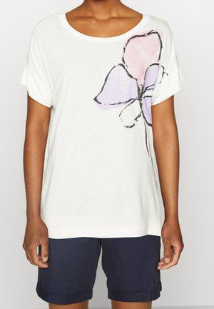 Witte T-shirt met korte mouwen met een bloemenontwerp in roze en lavendel, ronde halslijn en zachte textuur. Gekocht bij een donkerblauwe korte broek.