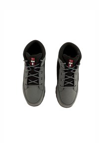 Grijze sportschoenen met zwarte accenten, textuur oppervlak, gewatteerde kraag en vetersluiting. Voorzien van een klein logo nabij de tong.