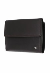 Portefeuille en cuir marron foncé avec bords cousus, rabat pliant et petit logo argenté en bas à droite.