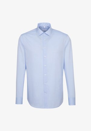 Hellblauses Langarmhemd mit Knopfleiste und spitzem Kragen, einfarbige Textur, sieben Knöpfe auf der Vorderseite und abgerundetem Saum.