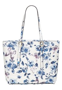 Valkoinen kassi, jossa on sininen kukkakuosi ja violetteja perhosia, kaksi olkahihnaa ja kultaiset soljidetailit.