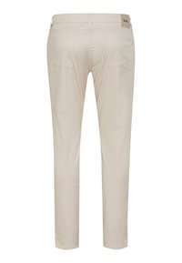 Pantalon beige à jambes droites avec poches arrière et passants de ceinture, vu de dos avec une petite étiquette de marque sur la ceinture.
