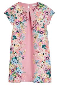 Vaatteet kukkakuosisessa vaaleanpunaisessa kankaassa, jossa on hihattomat hihat, pyöreä pääntie selässä avautuvalla aukolla ja eloisia kukkakuvioita sivuilla.