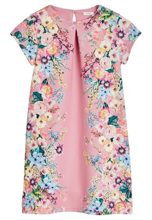 Blumenmusterkleid aus pinkem Stoff mit kurzen Ärmeln, einem runden Ausschnitt mit einer Öffnung im Rücken und lebhaften Blumenmustern an den Seiten.