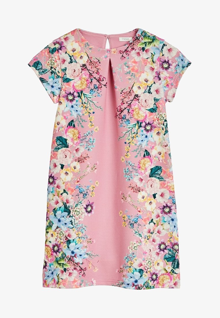 Blumenmusterkleid aus pinkem Stoff mit kurzen Ärmeln, einem runden Ausschnitt mit einer Öffnung im Rücken und lebhaften Blumenmustern an den Seiten.