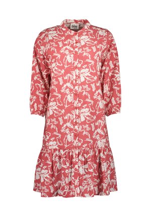 Różowa sukienka w kwiatowy wzór z rękawami do połowy przedramienia i warstwowym, falbaniastym dołem; wykonana z lekkiego materiału, z zapięciem na guziki z przodu.