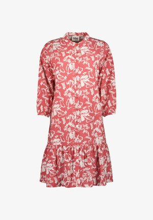 Robe à motif floral rose avec manches trois-quarts et ourlet à volants à couches ; confectionnée dans un tissu léger avec une fermeture boutonnée sur le devant.