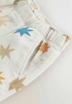 Puuvillased lühikesed püksid elastse vöörihmaga, valge põhja ja mitmevärvilise tähe mustriga sinistes, beežides ja pruunides toonides.