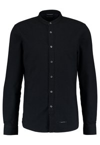 Camisa negra de manga larga con cuello mandarín, cierre frontal con botones y una textura sutil. Presenta un pequeño detalle de logo en el dobladillo.