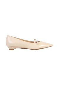 Chaussure plate beige à bout pointu avec deux petites sangles à boucles et un petit talon, présentée sur un fond blanc.