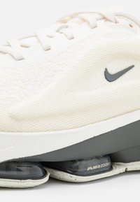 Nike Performance VERSAIR - Pantofi training - coconut milk/iron grey/sail/sanded gold/metallic gold grain