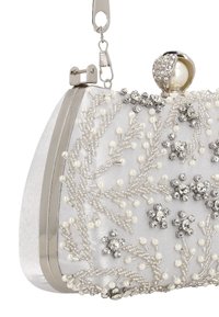 Clutch de plata adornado con diseño floral de cuentas, con marco metálico, cierre de broche y detalles de cristal en la superficie.