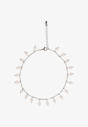 Zilveren ketting met witte parels die gelijkmatig langs de lengte zijn geplaatst, met een verstelbare sluiting en een verlengkettinkje voor de maat.