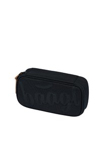 Astuccio nero in tessuto, con un design del logo in rilievo. Ha una chiusura con zip e una forma rettangolare con bordi arrotondati.