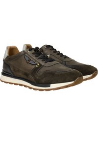 Bruine suède en mesh sneakers met zwarte veters, rubberen zool en contrasterende tan accenten. Heeft logo-detail aan de zijkant.