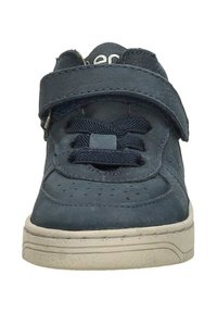 Marine leren sneaker met gestructureerd oppervlak, voorzien van een klittenbandsluiting en blauwe veters. Lichtgekleurde rubberen zool met patroon details.