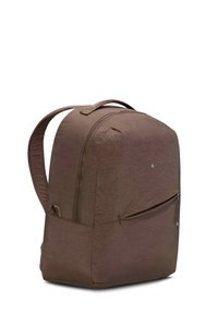 Mochila de tela marrón con forma redondeada. Cuenta con un bolsillo frontal con cremallera y correas ajustables. Textura suave y detalle de marca mínimo.