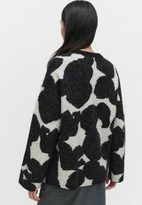 Svart och vit, oversized sweater i ull med ett blommönster, långa ärmar, rund halsringning och en mjuk, texturerad yta.