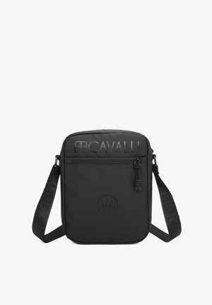 Zwarte nylon schoudertas met reliëf logo, ritsvak aan de voorkant, verstelbare schouderband en een gladde textuur met een minimalistisch ontwerp.