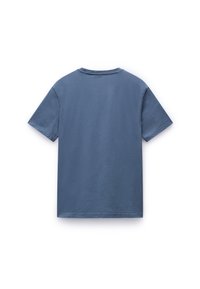 T-shirt à manches courtes en coton bleu délavé. Il présente un col rond et une coupe décontractée avec une texture lisse et sans motifs ni embellissements.