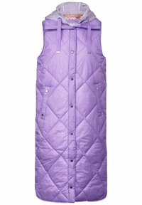 Lila vadderad väst med diamantquiltning och en grå huva. Har framknappar, sidfickor och justerbara snoddar på huvan.