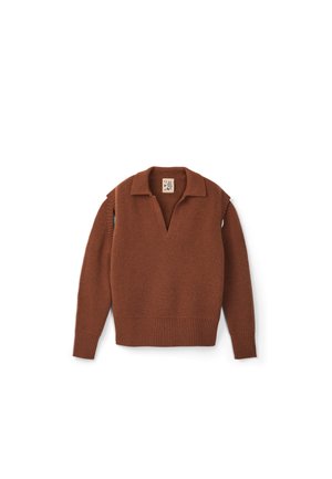 Bruin gebreid trui met een V-hals en korte mouwen. Heeft ribgebreide randen en een zachte textuur. Minimalistisch ontwerp zonder patronen.