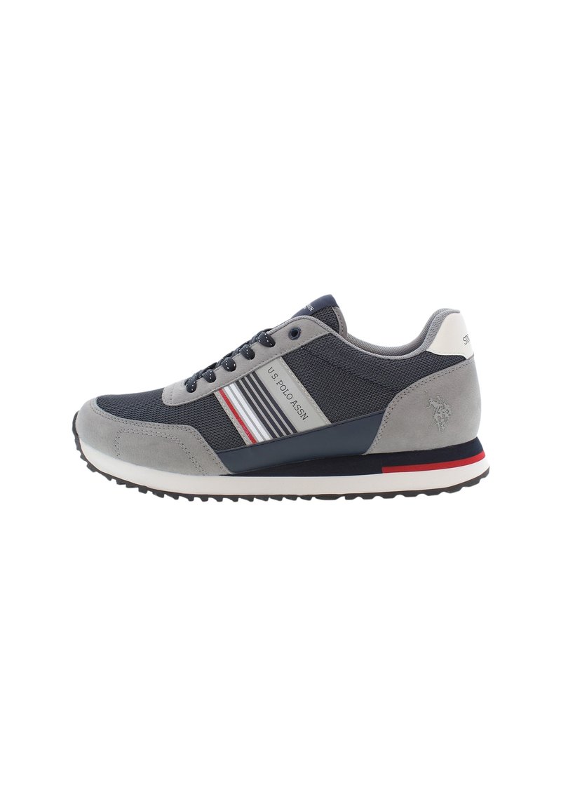 Sneaker sportivo da uomo in blu navy e grigio, caratterizzato da una tomaia in rete, dettagli in suede, decorazioni a strisce e suola in gomma.