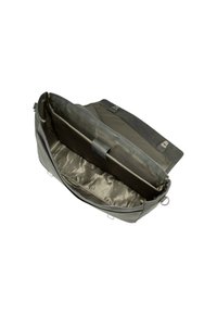 Borsa in pelle grigia con apertura ampia, interno foderato in tessuto liscio, dotata di un divisorio interno e chiusura a pattina magnetica.