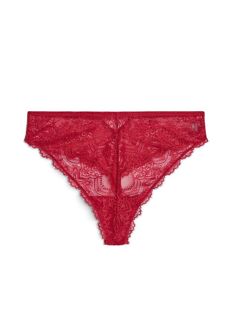 Tanga de encaje rojo con intrincados patrones florales, bordes ondulados y una textura transparente. Presenta una cinturilla suave para mayor comodidad.