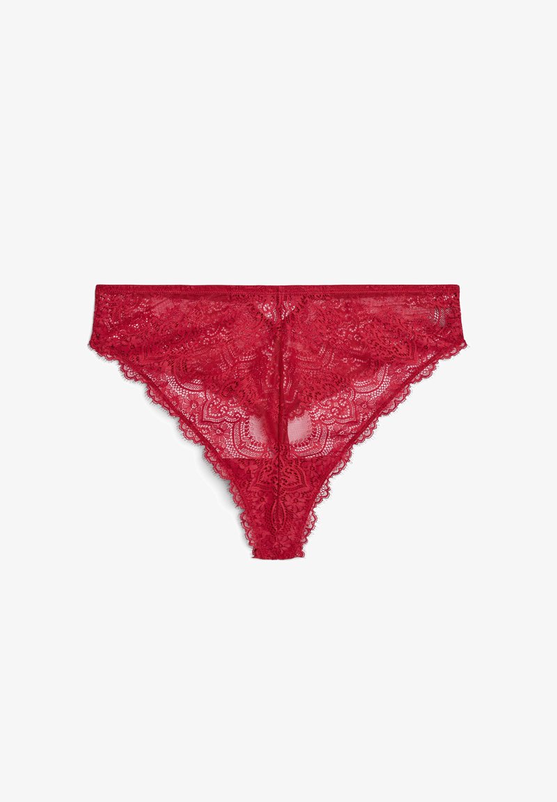 Tanga de encaje rojo con intrincados patrones florales, bordes ondulados y una textura transparente. Presenta una cinturilla suave para mayor comodidad.