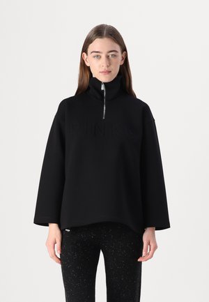 Pullover nero oversize con colletto alto e zip in parte. Presenta un tessuto testurizzato e il logo "PINKO" in rilievo sul davanti.