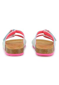 Sandales pour enfant avec une tige texturée bleu clair, des accents roses, une semelle intérieure en liège et une semelle extérieure rose ; vue arrière montrant des brides réglables.