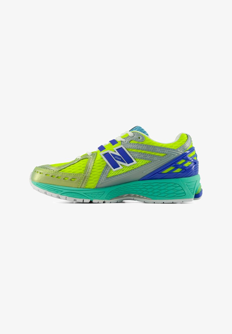 Chaussure de course en jaune fluo, turquoise, argent et bleu avec empeigne en mesh, logo New Balance et semelle texturée.