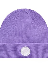 Berretto lavorato a maglia viola con un risvolto e una toppa circolare bianca che presenta un design di elefante. Texture morbida, finitura liscia.