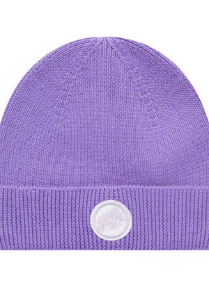 Lila gestrickte Mütze mit umgeschlagenem Rand und einem kreisförmigen weißen Patch, das ein Elefantenmotiv zeigt. Weiche Textur, glatte Oberfläche.