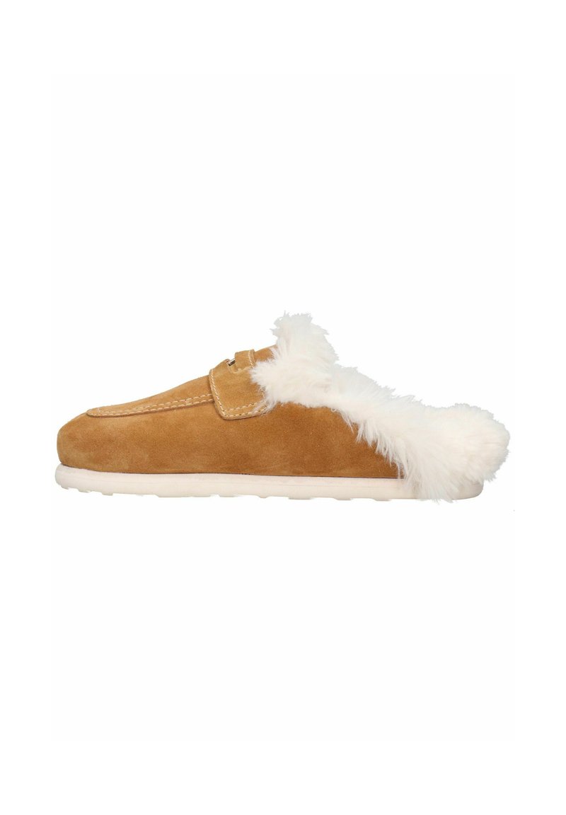 Bruna mockaskor med vit faux fur-detail, sko man enkelt glider i, rund tå och strukturerad sula för bra grepp. Mjuk, avslappnad och mysig look.