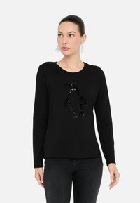T-shirt nera a maniche lunghe con un design di pinguino in paillettes argento e nero al centro, realizzata in materiale morbido e con scollatura rotonda.