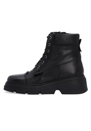 Zwarte leren enkelboot met chunky zool, vetersluiting aan de voorkant, rits aan de zijkant en een gewatteerde kraag voor een robuuste, stijlvolle uitstraling.
