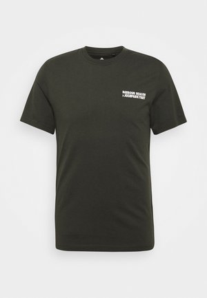 Dunkelgrünes Baumwoll-T-Shirt mit kurzen Ärmeln, Rundhalsausschnitt und weißem Schriftzug auf der linken Brust. Glatte Textur, lässige Passform.