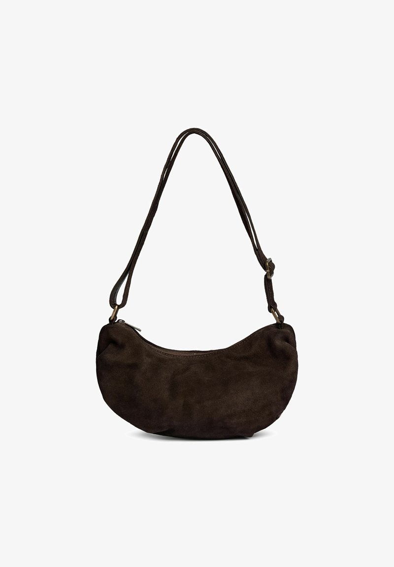 Sac à main en daim brun foncé en forme de croissant avec bandoulière réglable et fermeture zippée sur le dessus.