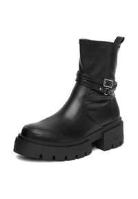 Melnas ādas potītes zābaki ar masīvu zoli, sānu sprādzi un cilpu aizmugurē, attēlotas pret baltu fona.